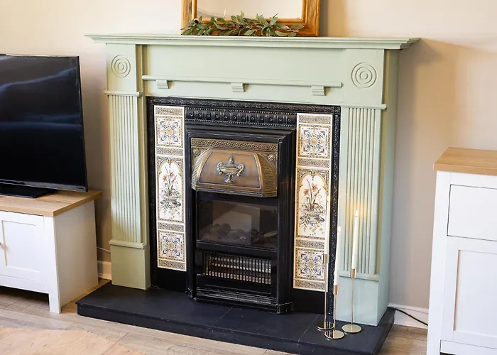 Spacious 4-Bedroom Home - Garden & Parking - Dunoon